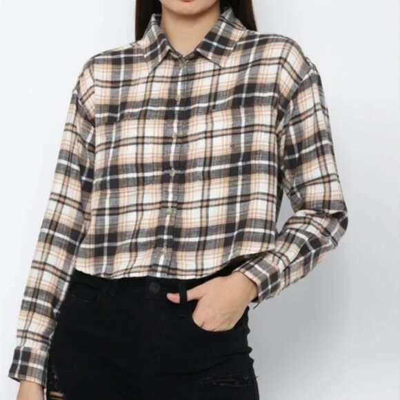 American Eagle Cozy Cabin Cropped Flannel - Picture 3 of 3